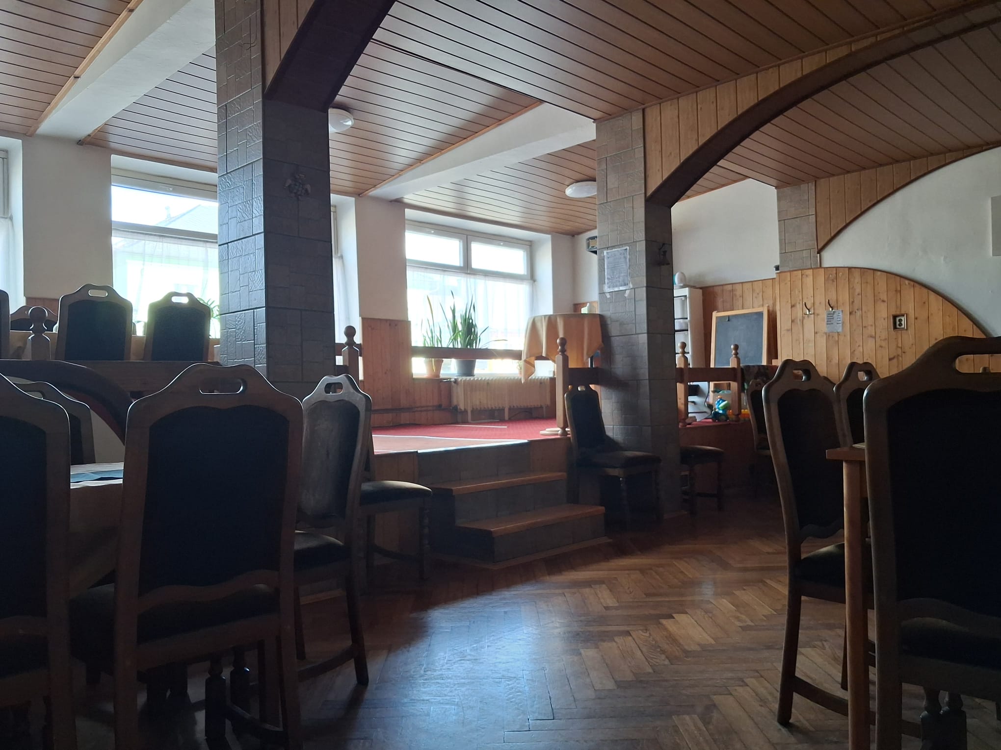 Vnitřní posezení restaurace a část dětského koutku