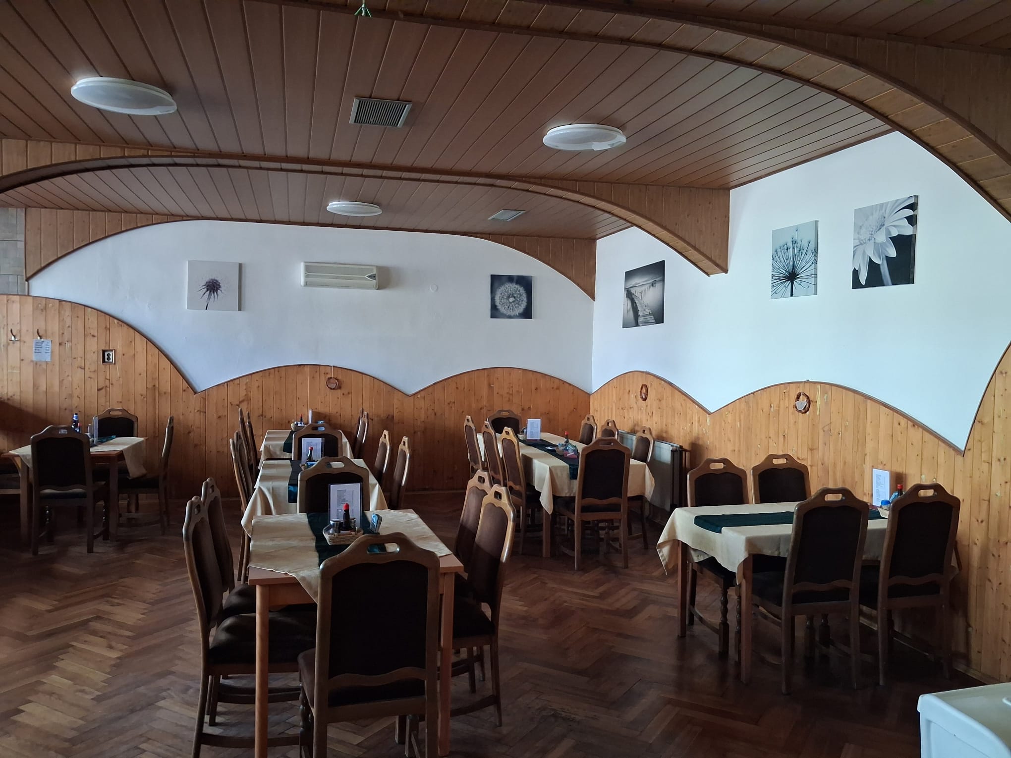 Prostorná jídelna restaurace s klimatizační jednotkou